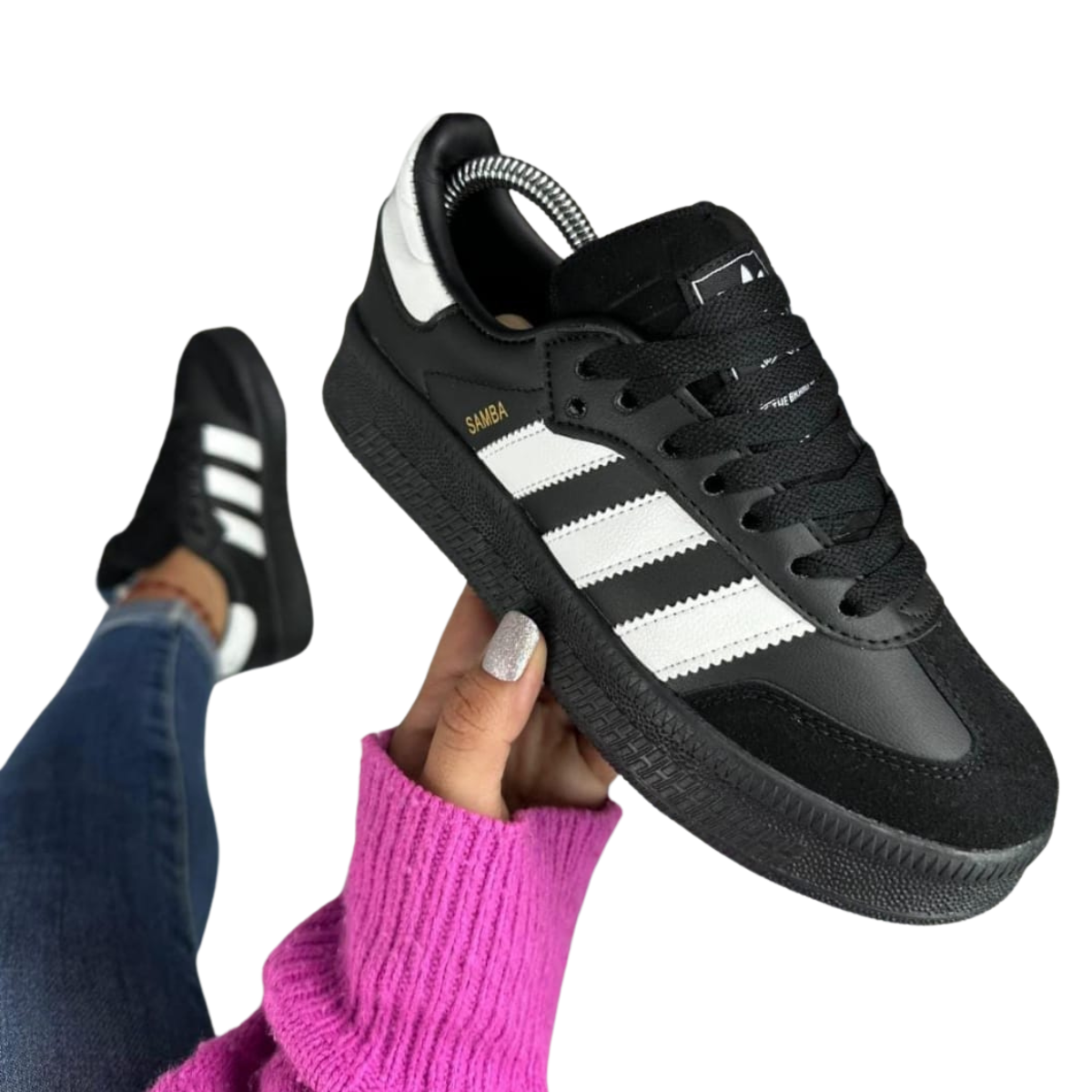 ADIDAS SAMBA PLATAFORMA MUJER: ¡El Estilo que Necesitas! Las ADIDAS SAMBA PLATAFORMA MUJER son la combinación perfecta de estilo, comodidad y altura adicional que muchas mujeres buscan en un par de zapatillas. Con un diseño clásico que ha evolucionado a lo largo de los años, las Samba Plataforma se han convertido en un ícono de la moda urbana. En Onlineshoppingcenterg, te ofrecemos la mejor selección para que encuentres el modelo perfecto.  ¿Por Qué Elegir ADIDAS SAMBA PLATAFORMA MUJER? Las zapatillas Adidas Samba mujer son conocidas por su versatilidad y diseño atemporal. La versión de plataforma añade un toque moderno, ideal para quienes buscan elevar su estilo sin sacrificar la comodidad. Estas zapatillas no solo destacan por su apariencia, sino también por su durabilidad y calidad, características que han hecho de Adidas una marca líder en el mundo de la moda deportiva.  Características Destacadas Estilo y Comodidad: Las Adidas Samba mujer se destacan por su diseño retro con una suela de plataforma que ofrece comodidad durante todo el día. Son perfectas para cualquier ocasión, desde una salida casual hasta un evento más formal.  Materiales de Alta Calidad: Fabricadas con materiales duraderos, las Adidas Samba mujer blancas y Adidas Samba negras mujer son resistentes y fáciles de combinar con cualquier outfit.  Disponibilidad de Colores: En Onlineshoppingcenterg, puedes encontrar una variedad de colores, incluyendo las populares Adidas Samba rosas, Adidas Samba verdes mujer, y las clásicas Adidas Samba mujer blancas.